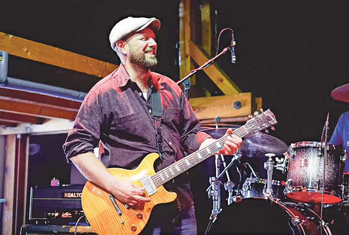 Bereits bei seinem Konzert in Kiel überzeugte Bluesgitarrist Henrik Freischlader mit seiner schier unglaublichen Spielfreude.
Bild zvg