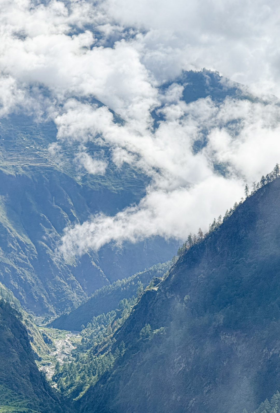 Ausblick von Gatlang hinunter zum Fluss Trishuli, woher die Sturzflut kam. Ausblick von Gatlang hinunter zum Fluss Trishuli, woher die Sturzflut kam.