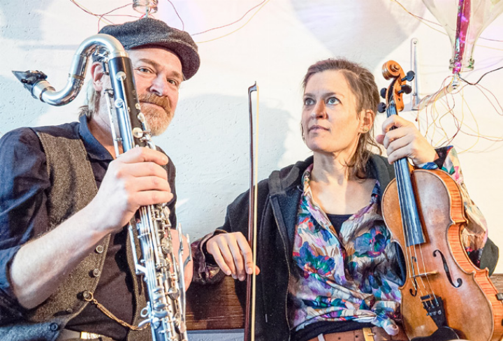 Andrea Kirchhofer an der Violine und Bruno Strüby an der Bassklarinette bilden das Duo «Zugluft».Bild zvg