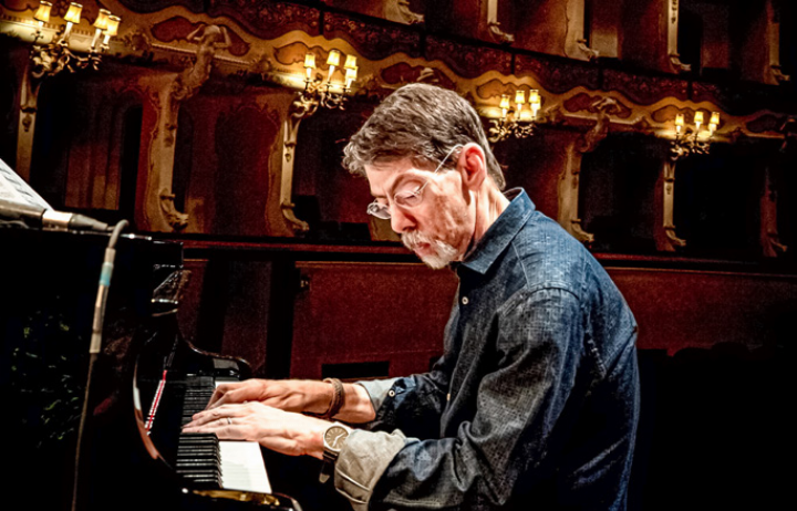 Der New Yorker Fred Hersch hat sich mit seinem lyrischen und feinfühligen Klavierspiel einen Namen gemacht.
Bild zvg