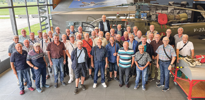 Die Gelterkinder Senioren besuchten den Hangar in Meiringen. Bild zvg