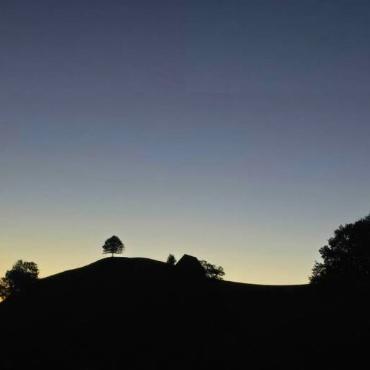 Satrugan Buser hat den erwachenden Tag vor Sonnenaufgang über dem Bölchengebiet fotografiert.