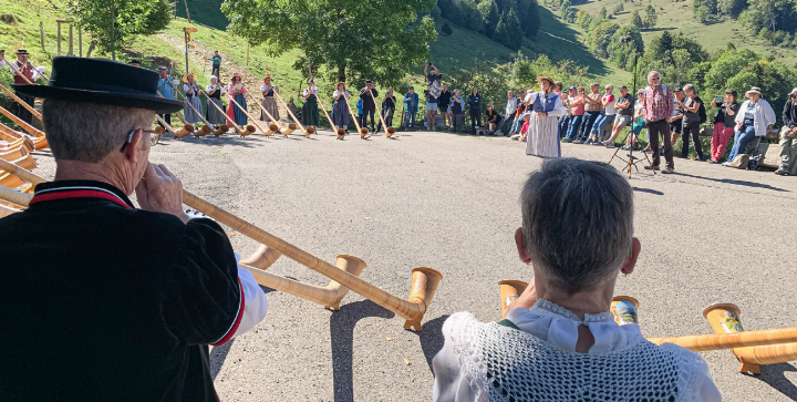 Vor schöner Kulisse in und rund um Reigoldswil wurde musiziert und die Gemeinschaft gepflegt: die 34 Teilnehmenden des Alphorntreffs. Bild André Frauchiger