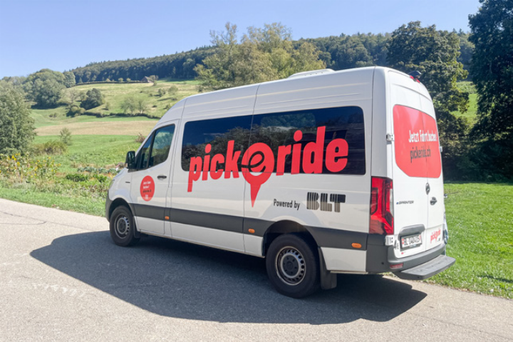 Dieser Kleinbus der BLT fährt vorerst bis Ende 
November jeweils sonntags über den Chilch-
zimmersattel.
Bild zvg