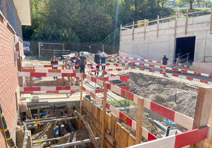 Die Information zum neuen Pumpwerk (rechts) lockte eine stattliche Zahl Interessierter an. Bild Christian Horisberger Die Information zum neuen Pumpwerk (rechts) lockte eine stattliche Zahl Interessierter an. Bild Christian Horisberger