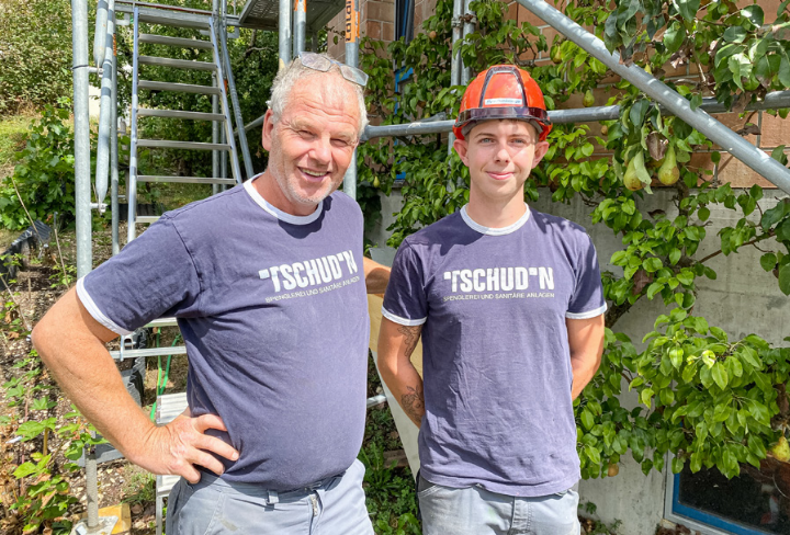 Lehrmeister Daniel Tschudin (links) mit seinem Spengler-Lehrling Flynn Röthlisberger, der im Juni seine Ausbildung abschliesst. Bild Willi Wenger
