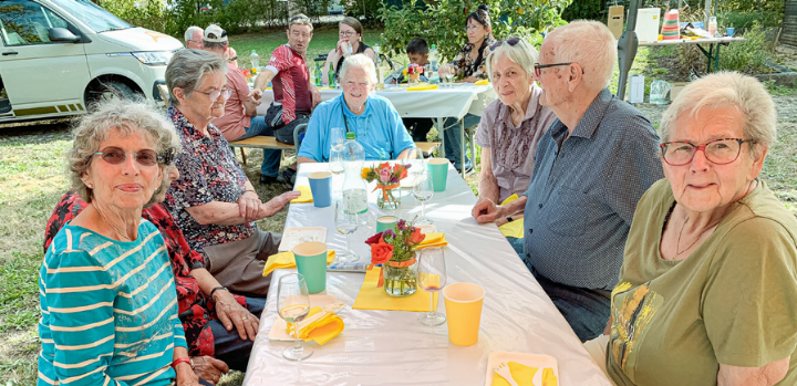 Eines der Hauptgesprächsthemen beim Grillplausch war der geplante Neubau auf dem «Rieder-Land». Bild zvg