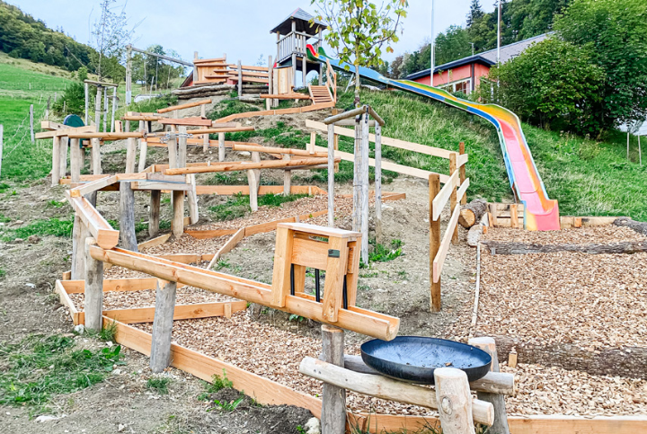Die Kugelbahn wird den Kindern viel Freude bereiten. Bild Willi Wenger