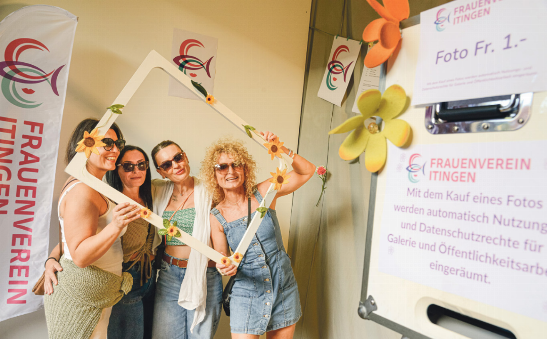 40 bis 60 Bilder pro Stunde: Anstelle von Schwarzwälderkuchen und Café Crème servierte der Verein den Festbesuchern eine Fotobox und landete damit einen Volltreffer. 40 bis 60 Bilder pro Stunde: Anstelle von Schwarzwälderkuchen und Café Crème servierte der Verein den Festbesuchern eine Fotobox und landete damit einen Volltreffer.