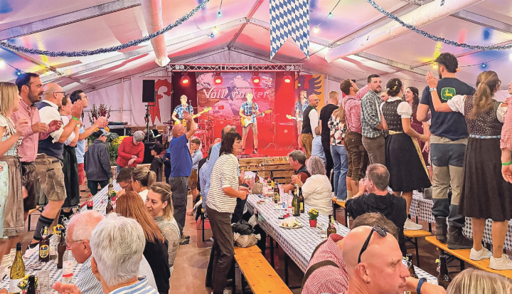 Die Stimmung im Festzelt war ausgelassen. Einige liessen sich so begeistern, dass sie auf den Bänken tanzten. Bilder bke. Die Stimmung im Festzelt war ausgelassen. Einige liessen sich so begeistern, dass sie auf den Bänken tanzten. Bilder bke.