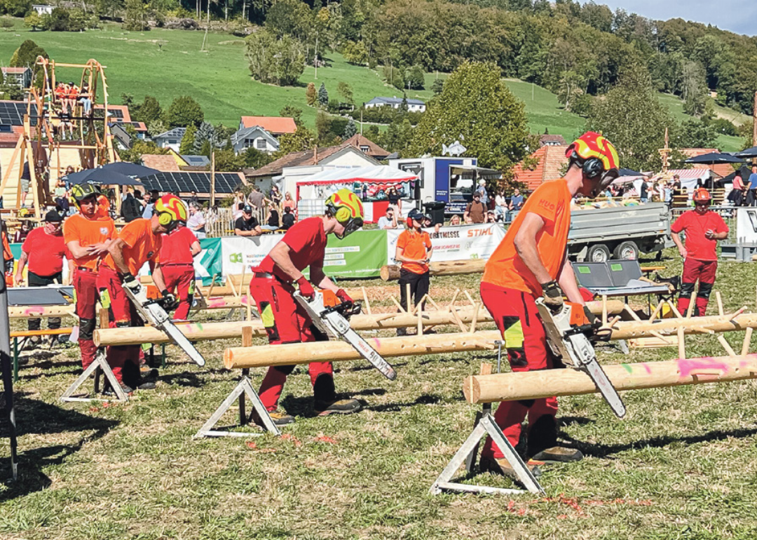 Am Samstagmorgen ging es mit der Holzhauerei-Meisterschaft der Kantone Baselland, Basel-Stadt und Solothurn laut zu und her. Am Samstagmorgen ging es mit der Holzhauerei-Meisterschaft der Kantone Baselland, Basel-Stadt und Solothurn laut zu und her.
