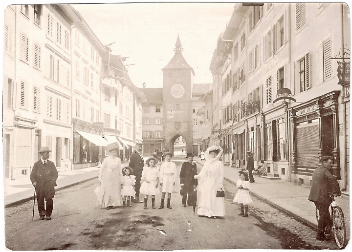Eine historische Aufnahme zeigt die Liestaler Rathausstrasse mit dem «Törli» im Hintergrund.     Bild zvg