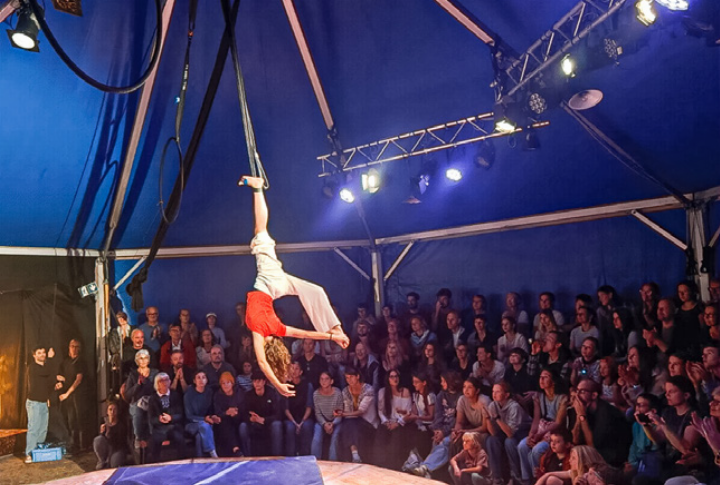Hoch über der Manege: Die jungen Artistinnen und Artisten des Jugendzirkus Robiano zeigen in «Und Action!» ihr Können.
Bild zvg / Benjamin Hohlmann