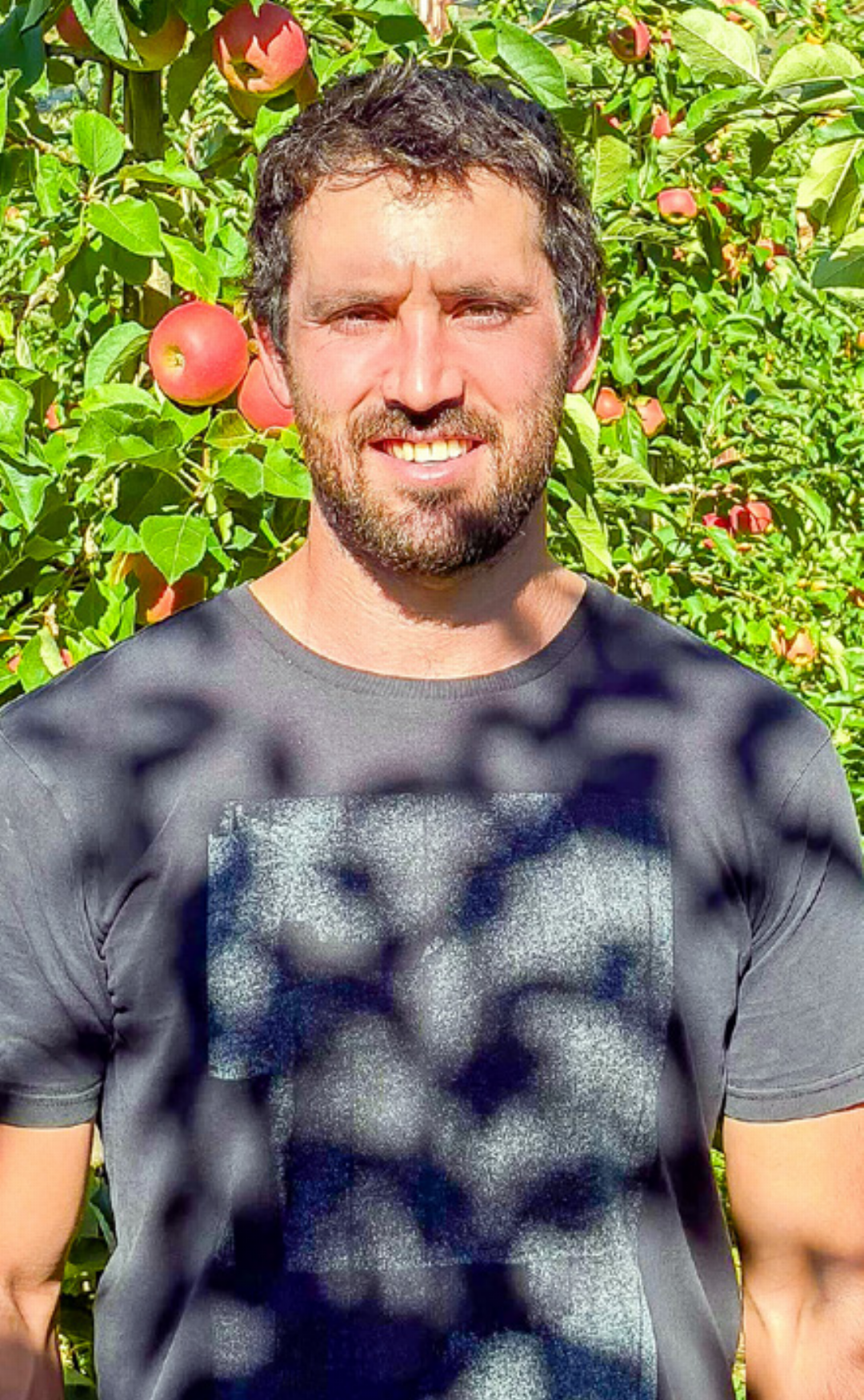 Obstbauer Pascal Salathé beobachtet die zweite Blüte öfter. Bild Aline Schneider Obstbauer Pascal Salathé beobachtet die zweite Blüte öfter. Bild Aline Schneider