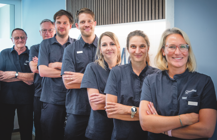 Das Ärzteteam von SissaMed, von links nach rechts: Dr. med. Angelo Molteni, Dr. med. Martin Schwab, Dr. med. Marc Meier, Dr. med. Pascal Molteni, Dr. med. Natalie Schönfeld, Dr. med. Deborah Müller und Dr. med. Melinda Molteni. Nicht auf dem Bild: Sandra Gafner und Dr. med. Lenya Koechlin. Bilder Peter Sennhauser Das Ärzteteam von SissaMed, von links nach rechts: Dr. med. Angelo Molteni, Dr. med. Martin Schwab, Dr. med. Marc Meier, Dr. med. Pascal Molteni, Dr. med. Natalie Schönfeld, Dr. med. Deborah Müller und Dr. med. Melinda Molteni. Nicht auf dem Bild: Sandra Gafner und Dr. med. Lenya Koechlin. Bilder Peter Sennhauser