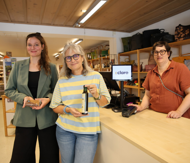 Treue Kundinnen und ihre Favoriten: Michelle Mielke und Lea Simeon mit Ladenleiterin Coralie Weingartner (von links). Bild Thomas Ditzler Treue Kundinnen und ihre Favoriten: Michelle Mielke und Lea Simeon mit Ladenleiterin Coralie Weingartner (von links). Bild Thomas Ditzler