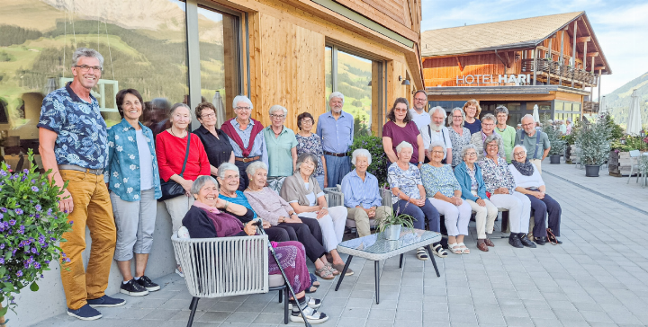 Alle Teilnehmerinnen und Teilnehmer vor dem Hotel Hari in Adelboden.     Bild zvg