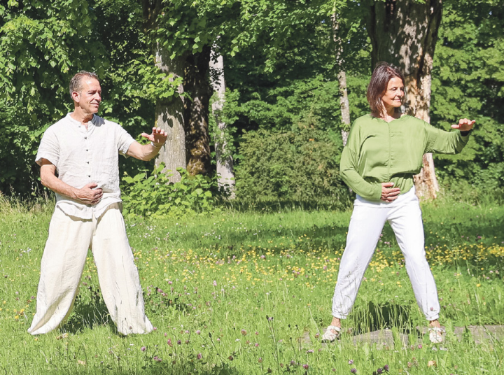 Peter Hürlimann und Simone Kaiser leiten im «TaGeRhy» in Sissach Kurse in Qi Gong und Meditation.      Bild zvg