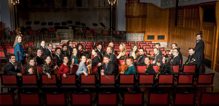 Das Kammerorchester «l Tempi» spielt mit Gymnasiasten auf der Bühne. Bild zvg Das Kammerorchester «l Tempi» spielt mit Gymnasiasten auf der Bühne. Bild zvg