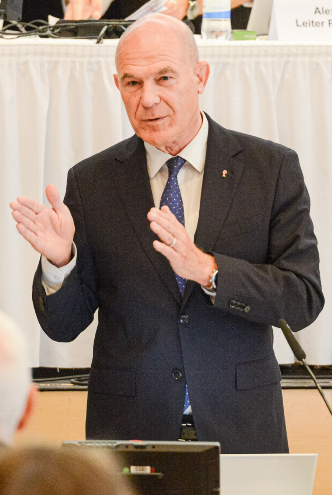 Freut sich auf mehr Zeit für sich und seine Familie: Der abtretende Finanz- und Kirchendirektor Anton Lauber bei seiner Ansprache im Landrat. Bild Pascal Kamber Freut sich auf mehr Zeit für sich und seine Familie: Der abtretende Finanz- und Kirchendirektor Anton Lauber bei seiner Ansprache im Landrat. Bild Pascal Kamber