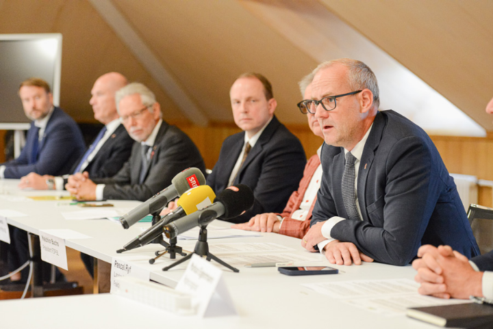 Pascal Ryf (vorne) soll den Ständeratssitz ins bürgerliche Lager zurückholen; im Hintergrund die Parteispitzen von «Mitte», FDP und SVP.       Bild Pascal Kamber