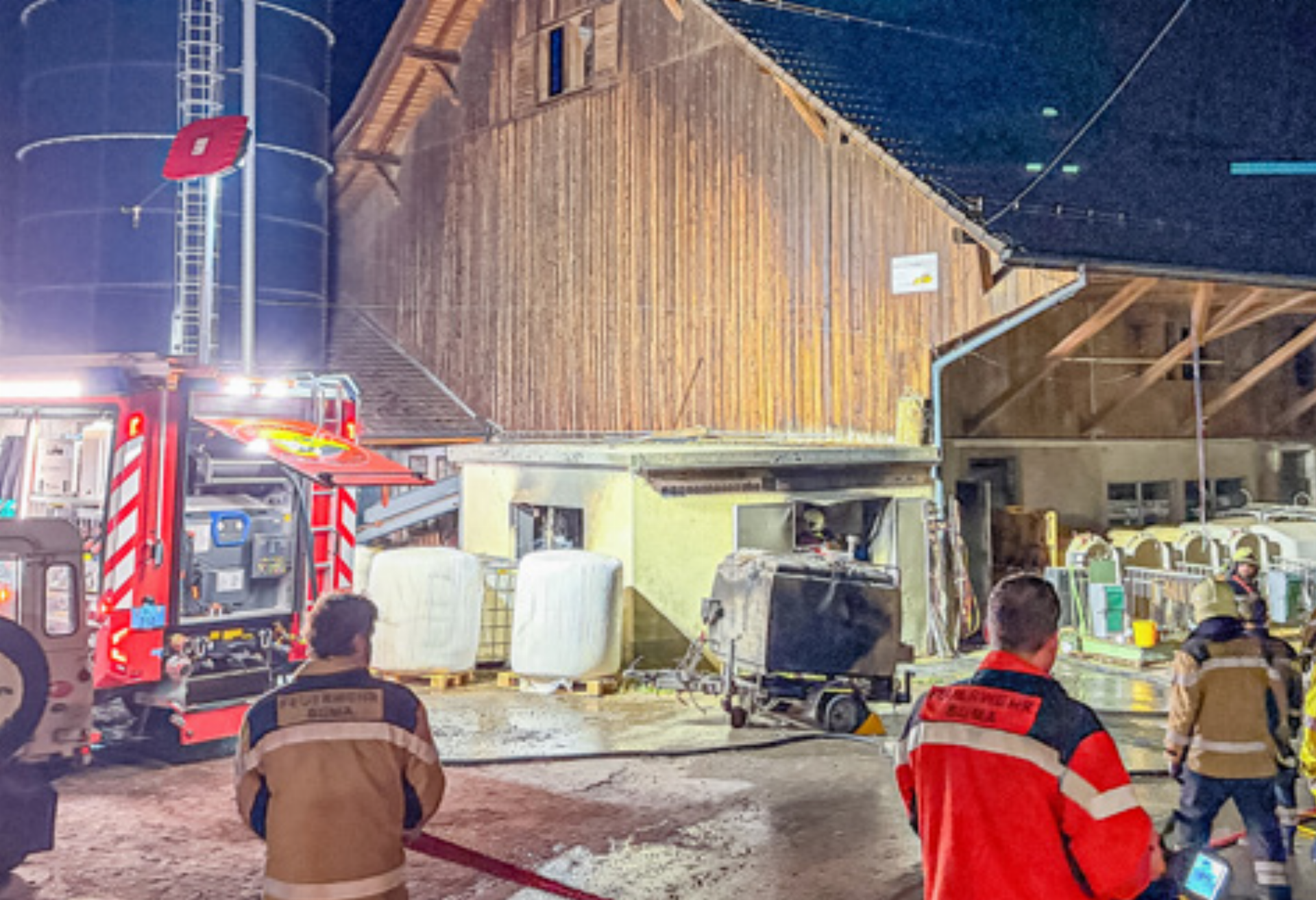Bauer rettet Tiere vor Feuer und wird verletzt - Das Bild wird blockiert. – Möglicherweise durch einen aktiven Adblocker.