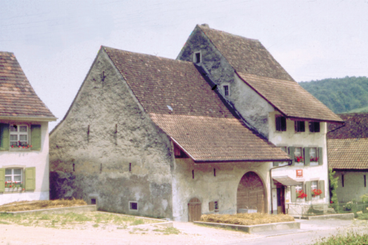 In diesem stattlichen Bauernhaus in Lupsingen war vor 70 Jahren das Postbüro untergebracht.      Archiv Heinz Spinnler