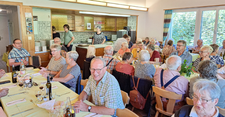 Beim Mittagessen im Gasthof «Schönenboden» sorgten zwei Handorgelspieler für musikalische Unterhaltung.  Bild zvg