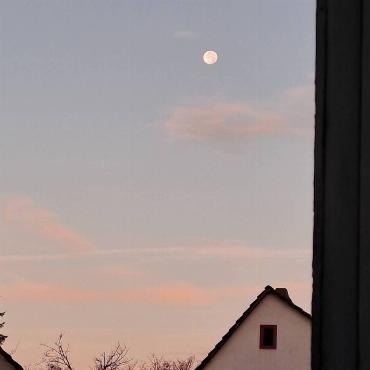 Aus dem Fenster von Fritz Häuselmann aus Gelterkinden steht der Mond am frühen Morgen noch hoch am Himmel. 