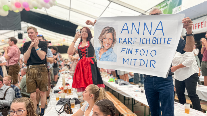 Fan-Liebe ist am Schupfart-Festival kaum übersehbar, so auch im Beispiel von Anna-Maria Zimmermann. Bilder Daniel Aenishänslin Fan-Liebe ist am Schupfart-Festival kaum übersehbar, so auch im Beispiel von Anna-Maria Zimmermann. Bilder Daniel Aenishänslin