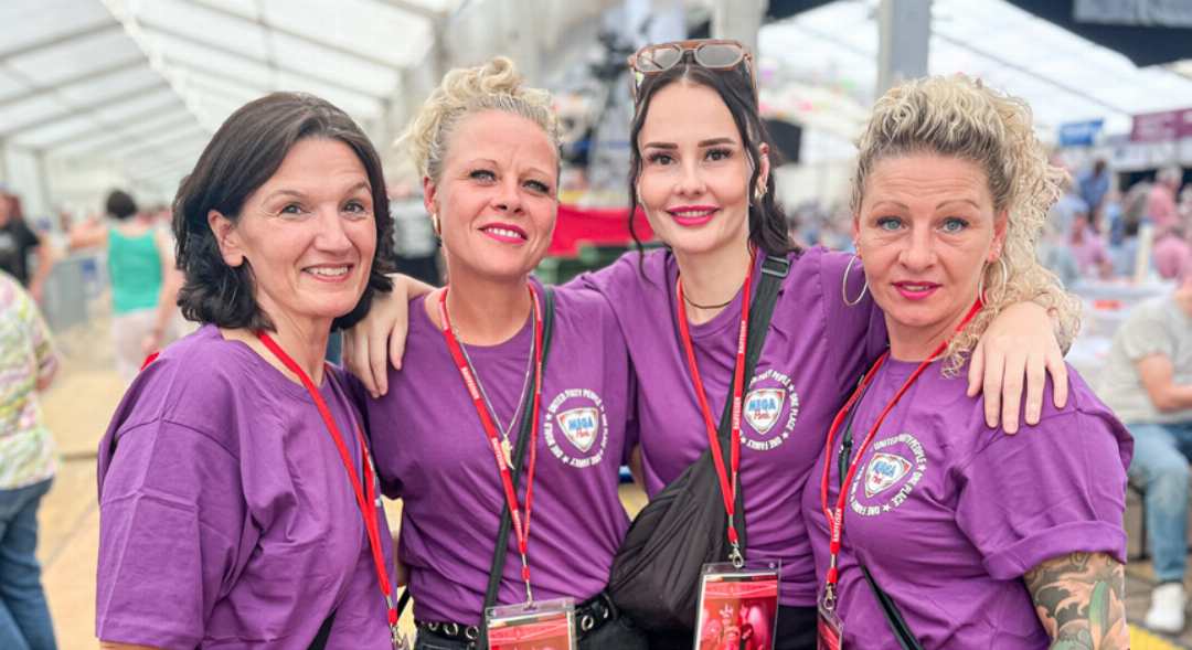 Heidi, Tamara, Janina und Yvonne (von links) reisen seit zehn Jahren aus Koblenz ans Schupfart-Festival. Heidi, Tamara, Janina und Yvonne (von links) reisen seit zehn Jahren aus Koblenz ans Schupfart-Festival.
