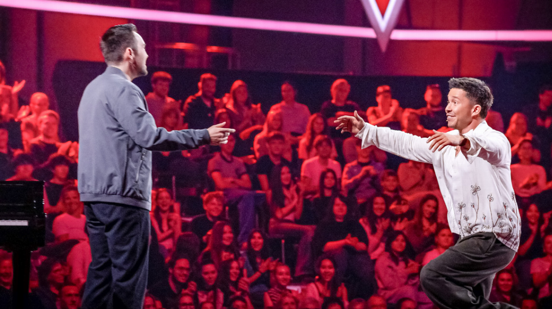 Nach der erfolgreichen «Blind Audition» begrüsst Juror Nico Santos Janis Eric Thommen in seinem Team. Nach der erfolgreichen «Blind Audition» begrüsst Juror Nico Santos Janis Eric Thommen in seinem Team.
