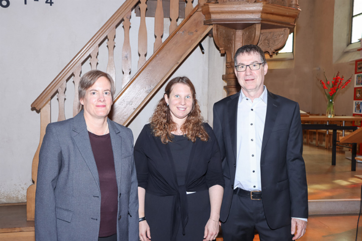 Die drei Pfarrpersonen Marianne Strub, Annina Völlmy und Detlef Noffke nach ihrer einstimmig erfolgten Wahl. Bild zvg / Willi Schärer