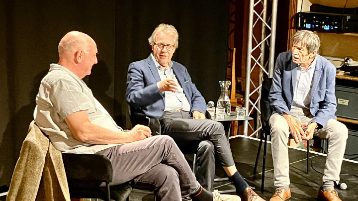 Peter Huber, Jo Lang und Moderator Ueli Mäder (von links) diskutierten im «Cheesmeyer» über die internationale Bedrohungslage und die Rolle der Armee.
Bild Jürg Gohl Peter Huber, Jo Lang und Moderator Ueli Mäder (von links) diskutierten im «Cheesmeyer» über die internationale Bedrohungslage und die Rolle der Armee.
Bild Jürg Gohl