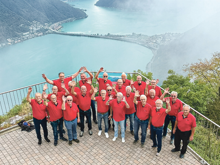 Die Mitglieder des Männerchors Gelterkinden grüssen von der Aussichtsplattform auf dem Luganer Hausberg Monte San Salvatore. Bild zvg