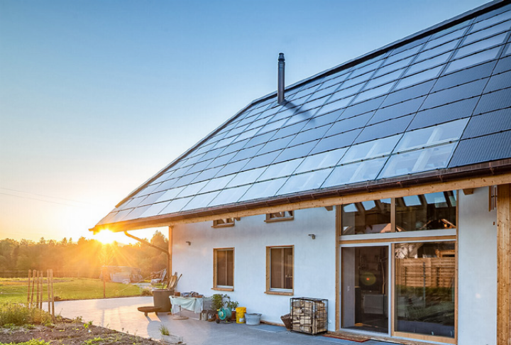 Produziert eine Solaranlage mehr Strom als im eigenen Haus benötigt, kann es sich lohnen, den Überschuss mit Nachbarn zu teilen. Bild 3S Swiss Solar Solutions AG Produziert eine Solaranlage mehr Strom als im eigenen Haus benötigt, kann es sich lohnen, den Überschuss mit Nachbarn zu teilen. Bild 3S Swiss Solar Solutions AG