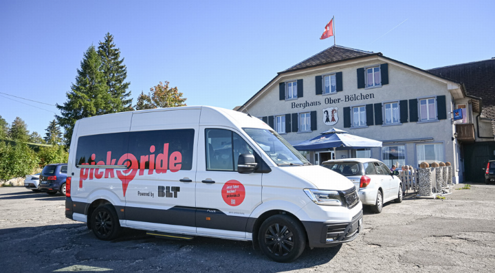 Der Shuttle-Bus von «Pick-e-Ride» der BLT vor dem Restaurant «Oberbölchen» in Eptingen. Bild Aline Schneider Der Shuttle-Bus von «Pick-e-Ride» der BLT vor dem Restaurant «Oberbölchen» in Eptingen. Bild Aline Schneider