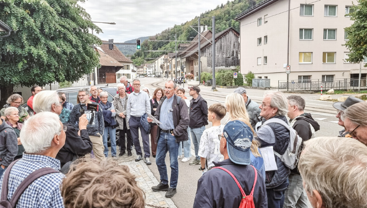 Rémy Suter berichtete unter anderem vom «Reinharde Selmi», die bis ins hohe Alter einen Laden führte. Bild ld. Rémy Suter berichtete unter anderem vom «Reinharde Selmi», die bis ins hohe Alter einen Laden führte. Bild ld.