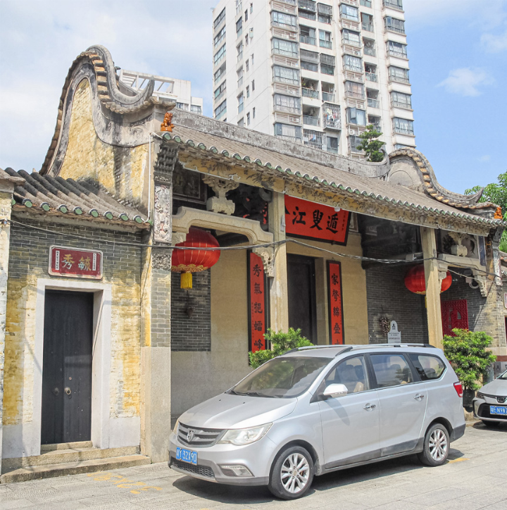 Ein Ahnentempel zwischen einem Hochhaus und Autos: «NZZ»- Journalistin Katrin Büchenbacher spricht über die Entwicklung Chinas.
Bild zvg / «ChinaHouse» Ein Ahnentempel zwischen einem Hochhaus und Autos: «NZZ»- Journalistin Katrin Büchenbacher spricht über die Entwicklung Chinas.
Bild zvg / «ChinaHouse»