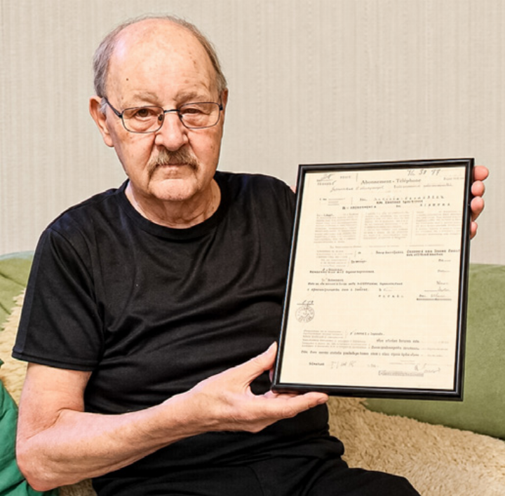 Konrad Schweizer aus Oberdorf mit der mehr als 100 Jahre alten Abonnementserklärung für den Telefonanschluss der damaligen Strafanstalt Liestal.
Bild zvg