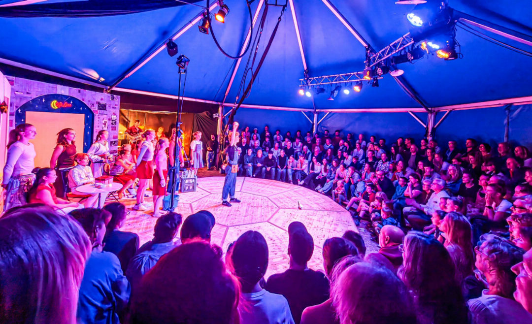 18 Artistinnen und Artisten sind derzeit mit dem Jugendzirkus Robiano auf Tournee. Bild zvg / Benjamin Hohlmann 18 Artistinnen und Artisten sind derzeit mit dem Jugendzirkus Robiano auf Tournee. Bild zvg / Benjamin Hohlmann