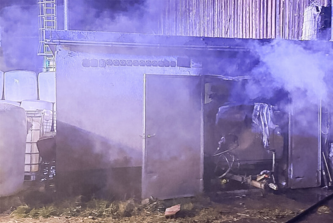 Dichter Rauch drang aus dem Milchraum. Dank des schnellen Eingreifens ging der angrenzende Stall nicht in Flammen auf. Bild zvg Dichter Rauch drang aus dem Milchraum. Dank des schnellen Eingreifens ging der angrenzende Stall nicht in Flammen auf. Bild zvg