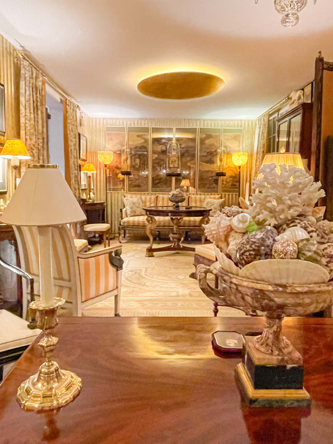 Das «goldene Zimmer» in Andreas Häners Wohnung, seiner «Living Wunderkammer» im früheren Sexkino «Corso». Bilder Christian Horisberger Das «goldene Zimmer» in Andreas Häners Wohnung, seiner «Living Wunderkammer» im früheren Sexkino «Corso». Bilder Christian Horisberger