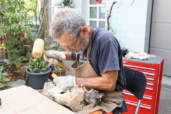 Rolf Brogli verstärkt die natürliche Ästhetik seiner Holzfundstücke: Was daraus entsteht, entscheidet er während der Arbeit. Bild Heiner Oberer Rolf Brogli verstärkt die natürliche Ästhetik seiner Holzfundstücke: Was daraus entsteht, entscheidet er während der Arbeit. Bild Heiner Oberer
