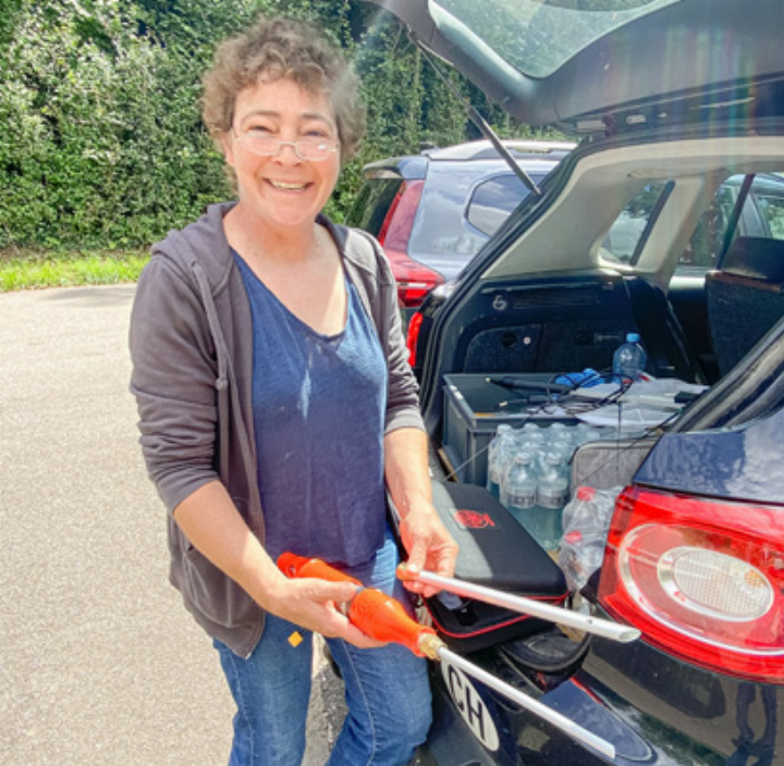 Maria Corpataux erklärt den Einsatz mit der Teleskop lanze. Bild bbu.