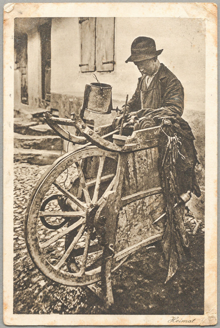 Ein fahrender Scherenschleifer. Das grosse Antriebsrad setzte über einen Lederriemen den Schleifstein in Bewegung.
Bild Schweizerisches Sozialarchiv, Zürich (Sozarch F 5068-Ka- 0726) Ein fahrender Scherenschleifer. Das grosse Antriebsrad setzte über einen Lederriemen den Schleifstein in Bewegung.
Bild Schweizerisches Sozialarchiv, Zürich (Sozarch F 5068-Ka- 0726)