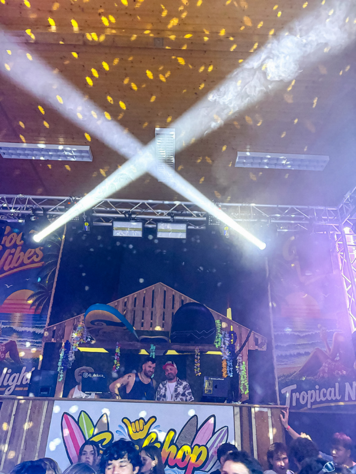 Mit bewährten DJs am Mischpult und mit demselben Motto («Tropical Night») wie vor 30 Jahren feierte «Hoochi Goochy» Jubiläum. Bild Aline Schneider