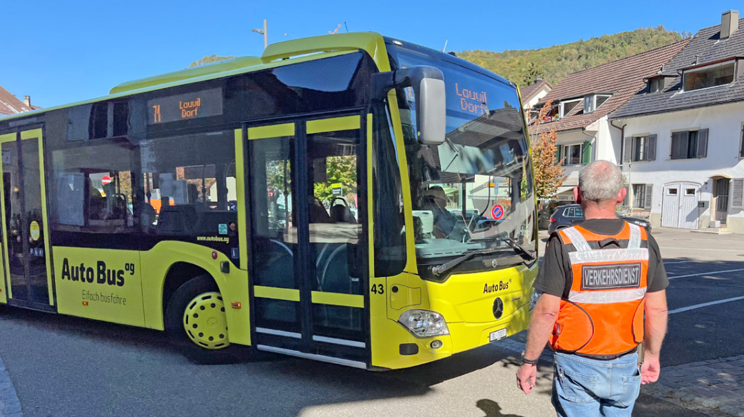 Der Verkehrsdienst weist auch die anfahrenden Busse ein, die über den engen Dorfplatz manövriert werden.
Bilder dae. Der Verkehrsdienst weist auch die anfahrenden Busse ein, die über den engen Dorfplatz manövriert werden.
Bilder dae.