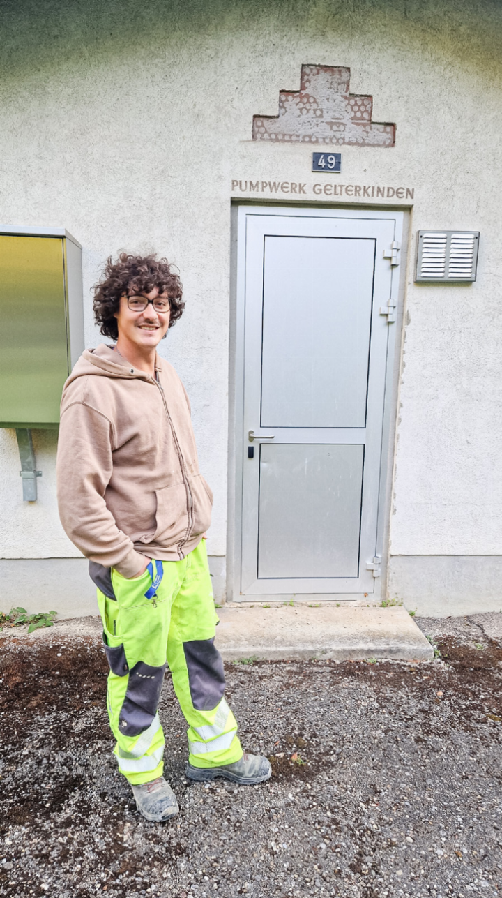 Brunnmeister Samuel Fröhlicher beim Pumpwerk Wolfstiege. Bild Jo Krebs Brunnmeister Samuel Fröhlicher beim Pumpwerk Wolfstiege. Bild Jo Krebs
