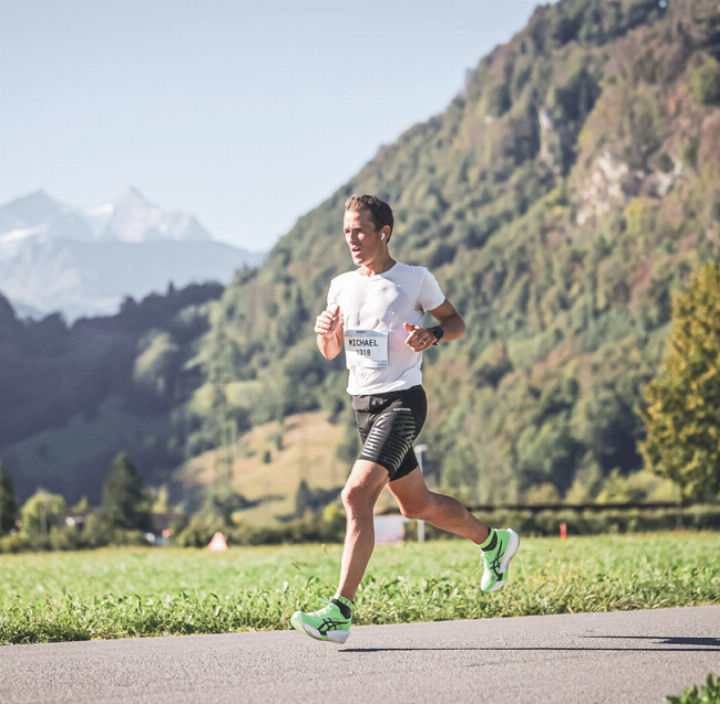 Mit Teilnahmen an Läufen wie dem Sarnerseelauf holt sich Michael Pletscher den Feinschliff für sein nächstes Marathon-Ziel.
Bild zvg Mit Teilnahmen an Läufen wie dem Sarnerseelauf holt sich Michael Pletscher den Feinschliff für sein nächstes Marathon-Ziel.
Bild zvg
